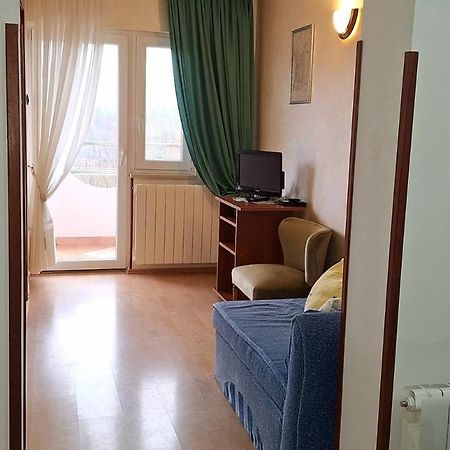 Apartments And Rooms Laura Pazin Εξωτερικό φωτογραφία