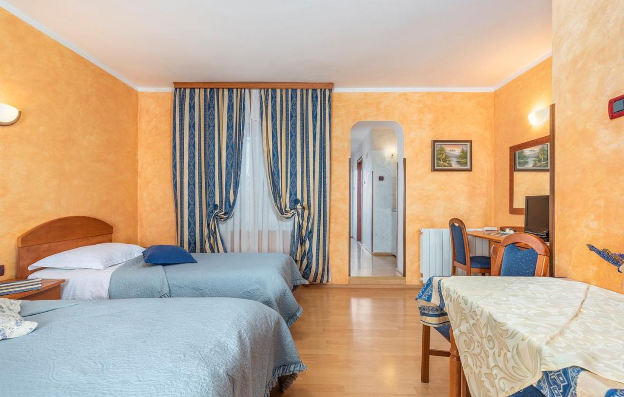 Apartments And Rooms Laura Pazin Εξωτερικό φωτογραφία