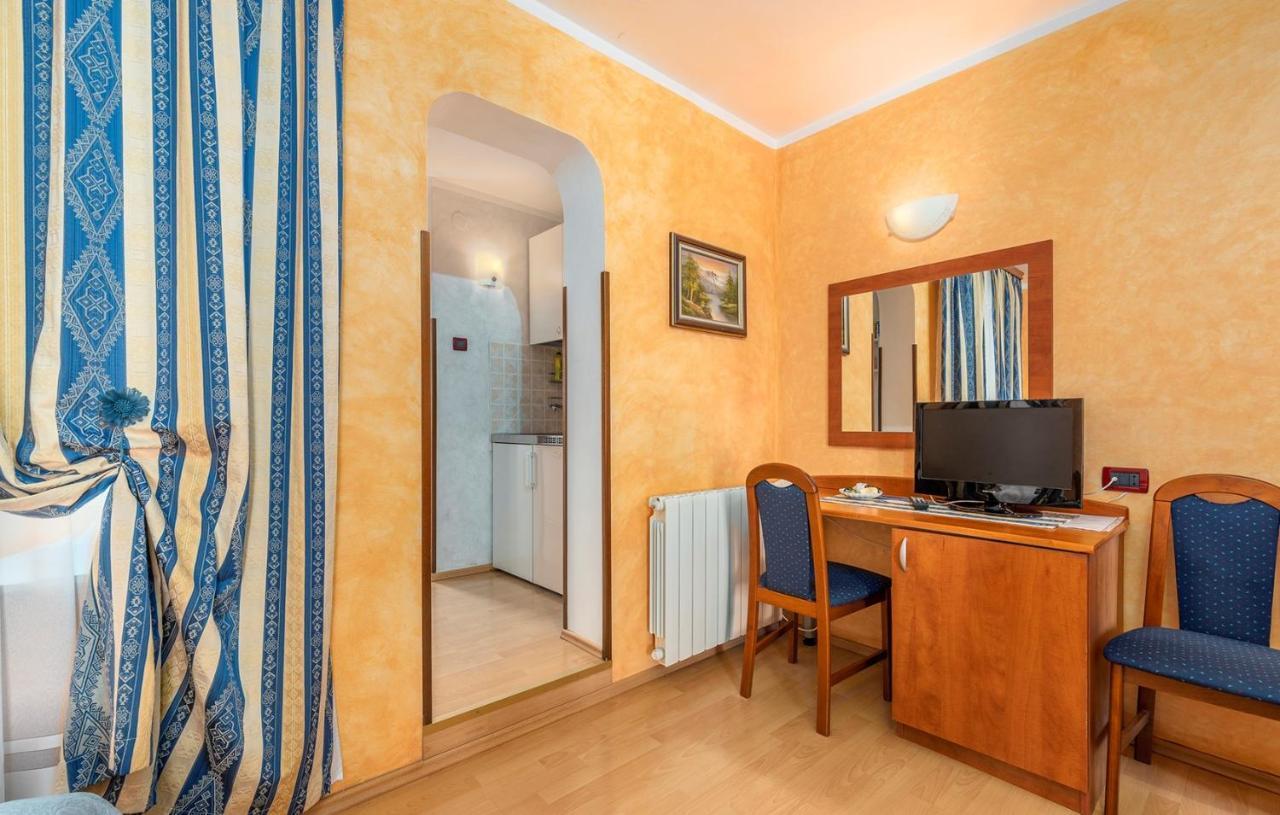 Apartments And Rooms Laura Pazin Εξωτερικό φωτογραφία