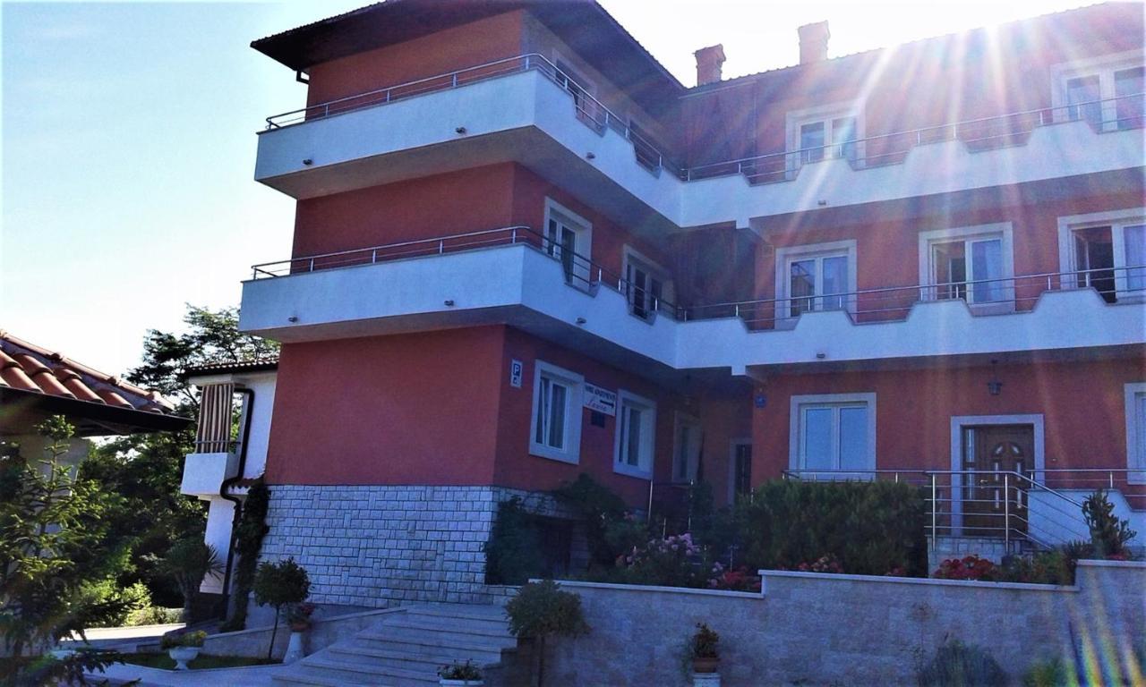 Apartments And Rooms Laura Pazin Εξωτερικό φωτογραφία