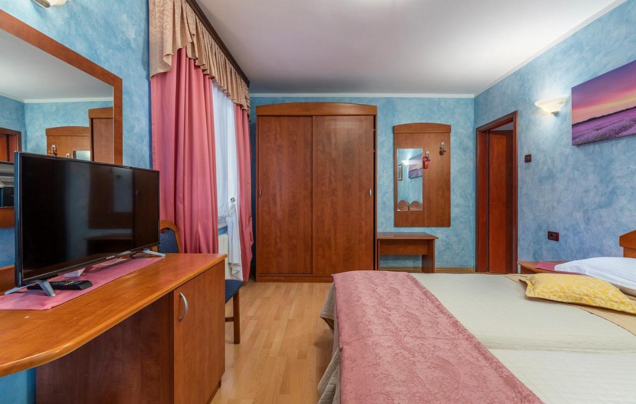 Apartments And Rooms Laura Pazin Εξωτερικό φωτογραφία
