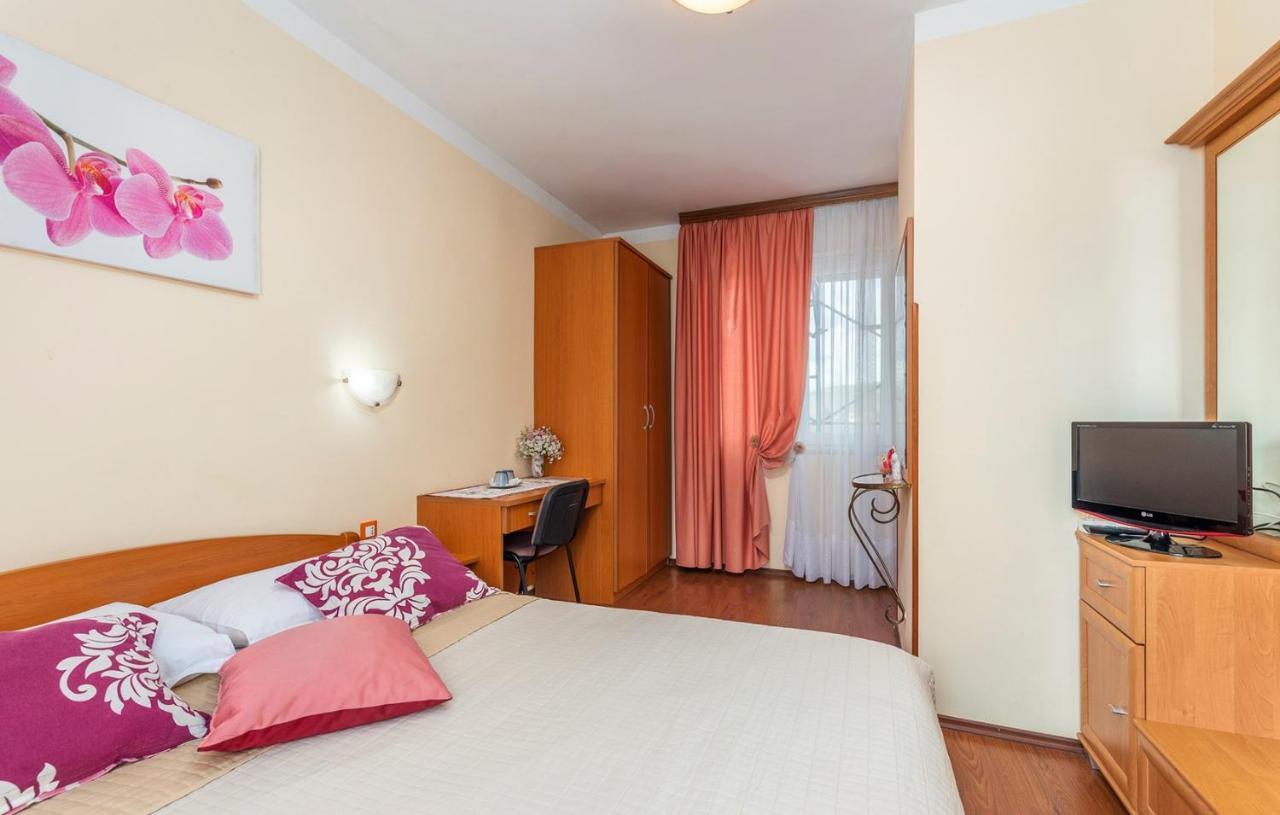 Apartments And Rooms Laura Pazin Εξωτερικό φωτογραφία