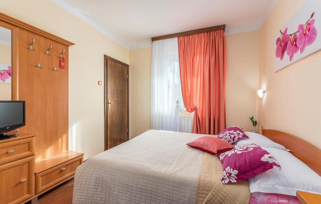 Apartments And Rooms Laura Pazin Εξωτερικό φωτογραφία