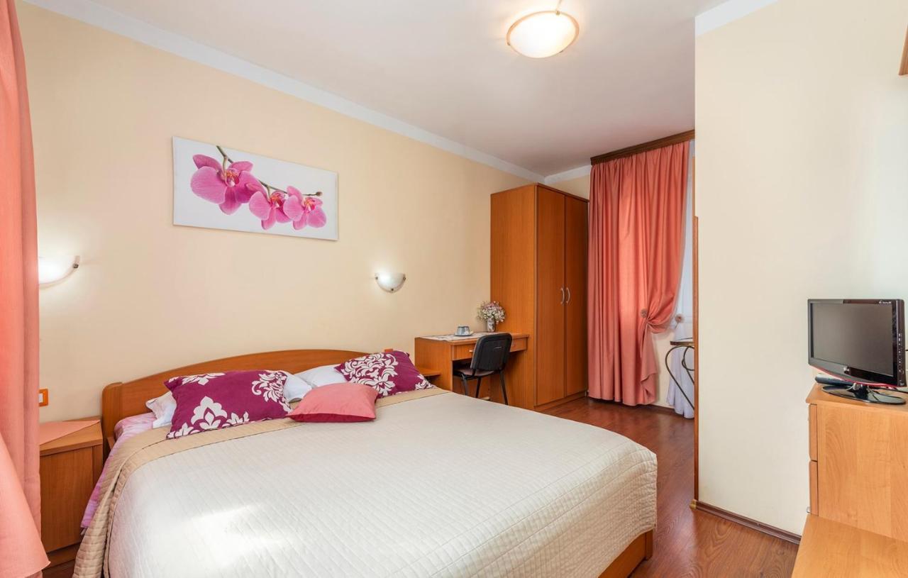 Apartments And Rooms Laura Pazin Εξωτερικό φωτογραφία