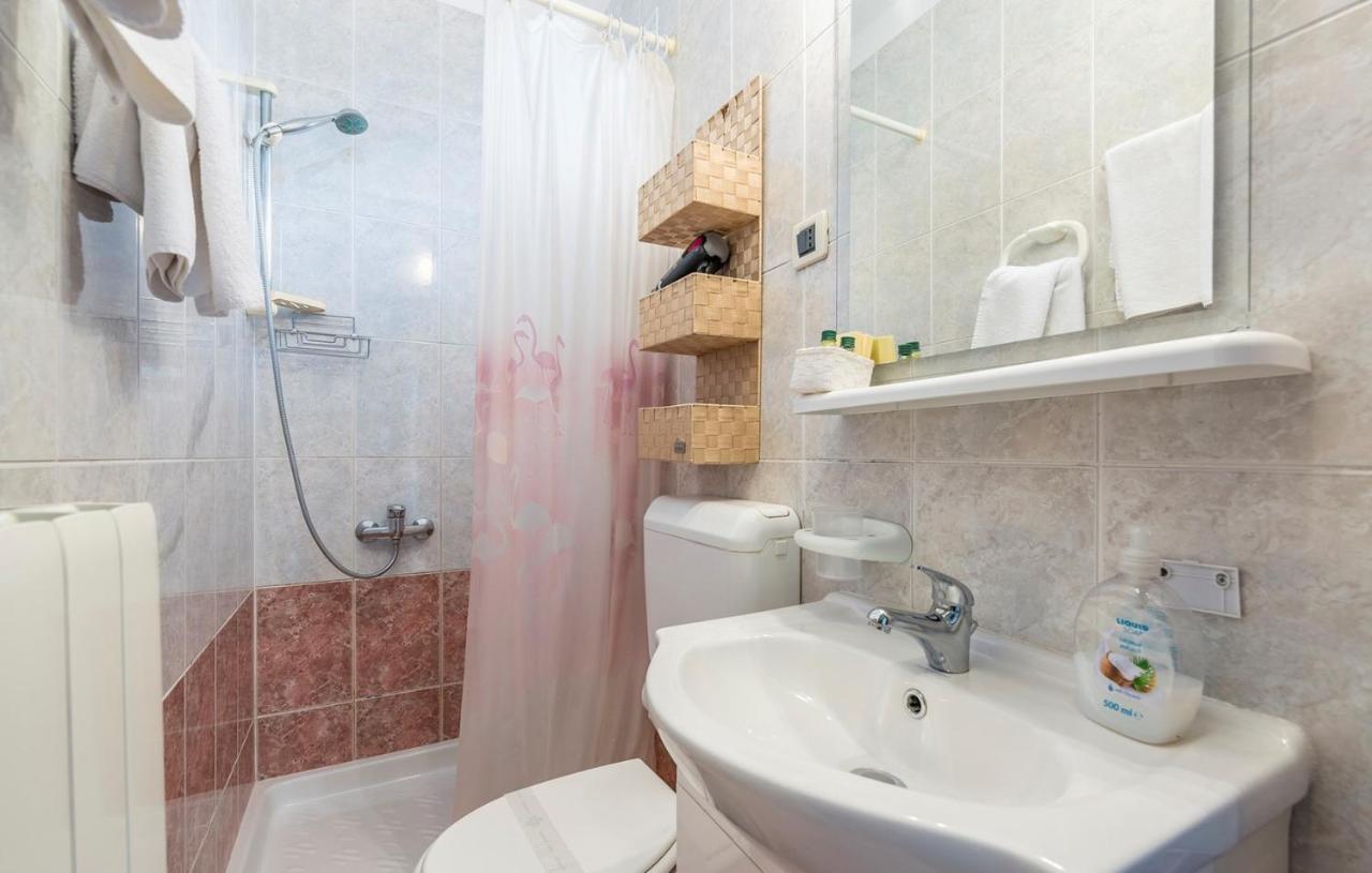 Apartments And Rooms Laura Pazin Εξωτερικό φωτογραφία